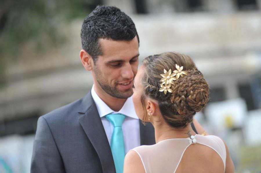 Свадьба - Flower Hair Comb, Bridal hair accessory, Gold metal flower hair comb, Swarovski's pearls hair accessories, Bridal jewelry, Wedding Headpiece