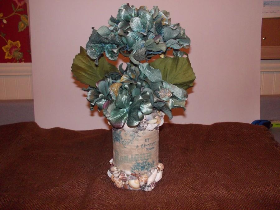 Hochzeit - Wedding Centerpiece, floral/shell arrangement, grab gift ,home decor,hostess gift,cottage/shabby chic,beach/ocean theme ,hydrangeas,shells