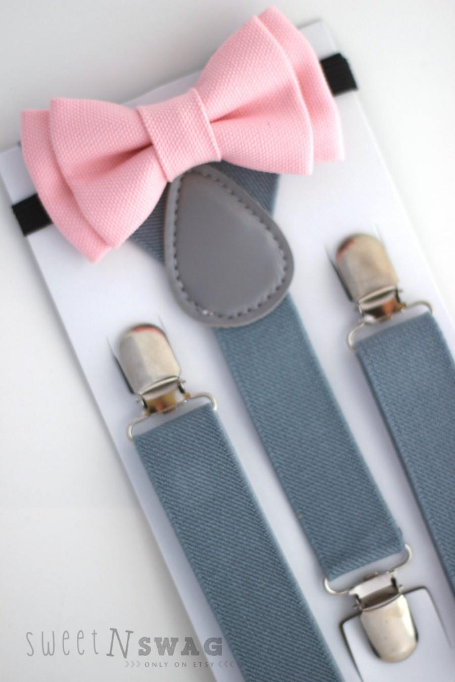 Mariage - SUSPENDER & BOWTIE SET.  Light grey suspenders. Blush pink denim bow tie. Newborn - Adult sizes.