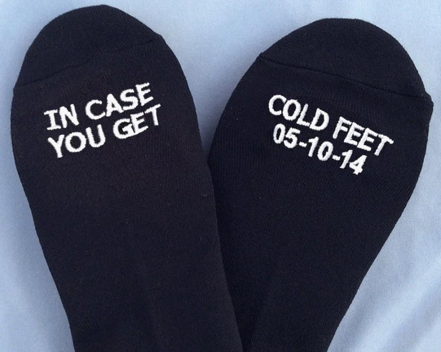 Mariage - Embroidered Grooms Socks ‘in case you get cold feet’™ WITH CUSTOM DATE Wedding Gift Idea, Mens Wedding Socks Gift from Bride, Groom Wedding