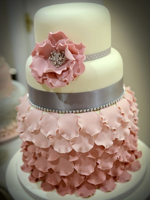 Hochzeit - The Bridal Cake: 2013 Wedding Cake Trends: Ruffles
