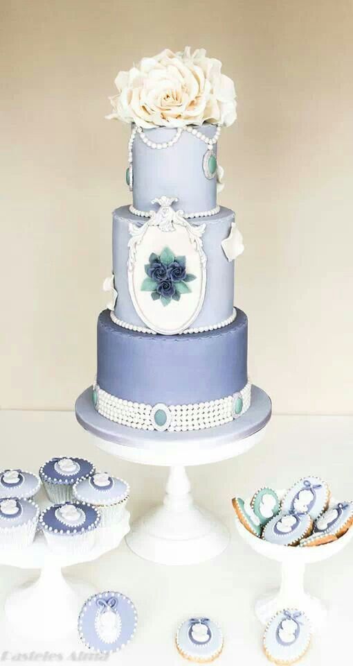 زفاف - Periwinkle Wedding Cake And Cupcake Inspiration {via Pinterest.com}