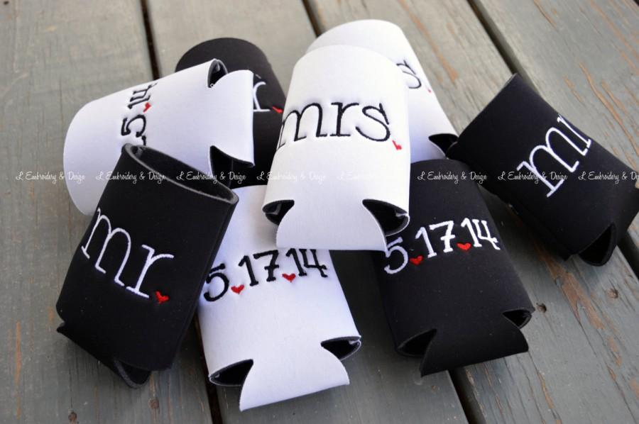 Свадьба - Embroidered Mr. & Mrs. Wedding Newlywed Coozies - Personalized Wedding Date Mr and Mrs Coolies - Wedding Coozie -Mr and Mrs Wedding Coolie