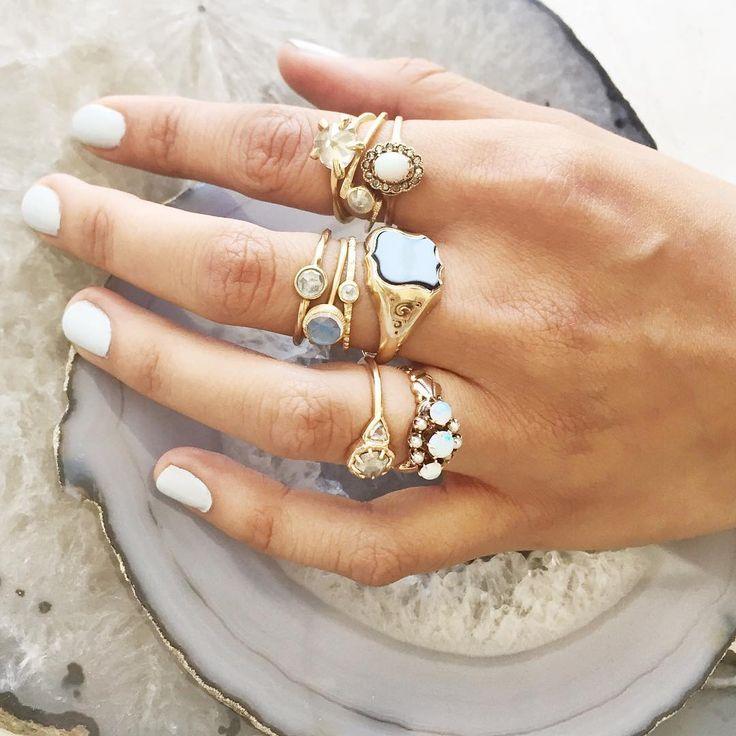 Hochzeit - ESQUELETO Oakland & LA On Instagram: “We Like To Match Our Rings To Our Nails.   LA   vintage”
