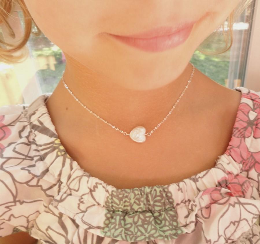 Свадьба - Freshwater pearl heart flower girl or Junior bridesmaid necklace, flower girl gift, childs necklace, heart necklace for flower girl