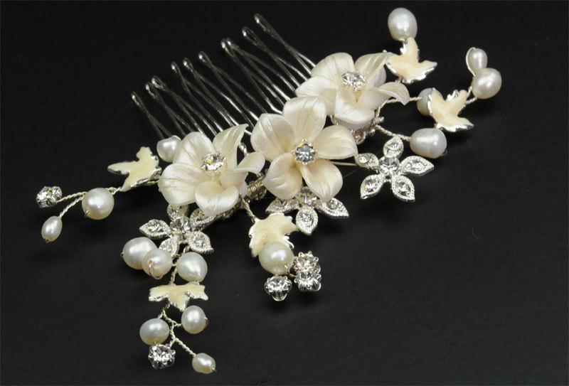 زفاف - Ivory Porcelain Flower, Metal Flower, Rhinestone and Fresh Water Pearl Comb
