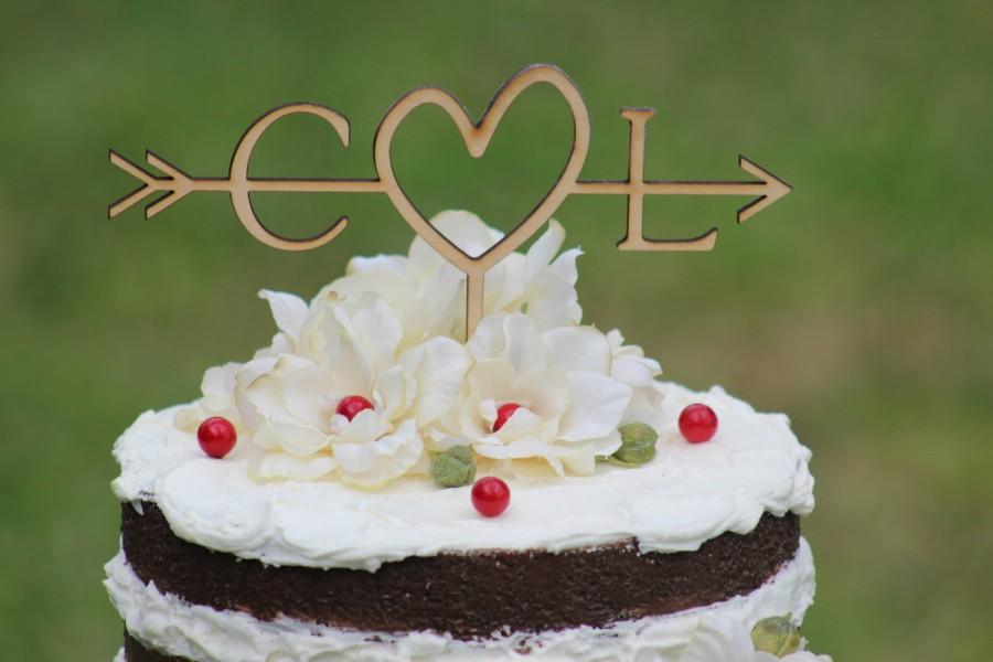 Hochzeit - Rustic Initials Arrow Cake Topper - Decoration - Beach wedding - Bridal Shower - Bride and Groom - Rustic Country Chic Wedding