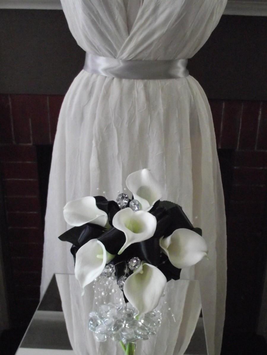 زفاف - black and white / ivory bridal bouquet, black bridesmaid bouquet,  brooch alternative, calla lilies, affordable