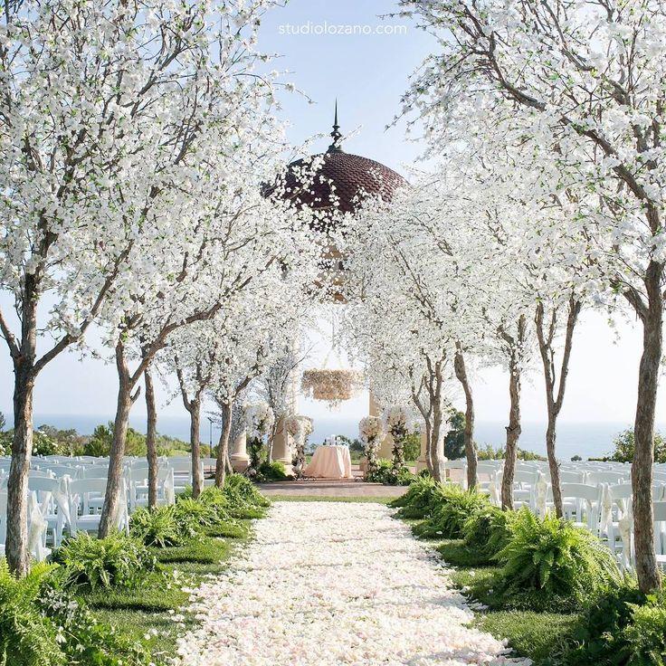 Свадьба - Belle The Magazine On Instagram: “A Fairytale Set-up To Say . Picture By @mariannelozano, Planning @paulalaskelle, Florals @nisiesenchanted, Venue  At @pelicanhillresort…”