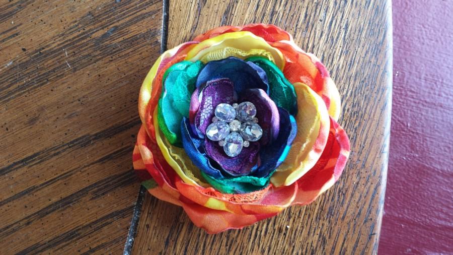 Mariage - Elegant rainbow flower, rainbow wedding hair flower, handmade rainbow hair clip, fancy rainbow hair accessory, glamour rainbow photo prop,