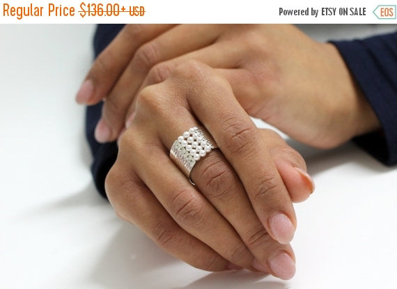 Mariage - Black Friday Sale 30% - Pearl ring,silver ring,hammered ring,silver hammered wide ring,thick large ring,beaded ring,silver freshwater pearl