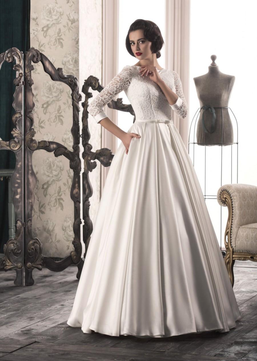 Mariage - 40% Off Handmade Elegant,White/Ivory Wedding Dress with Sleeves, Lace Up that Features Illusion Neckline,Bow Tie Front, A line,Buy Online