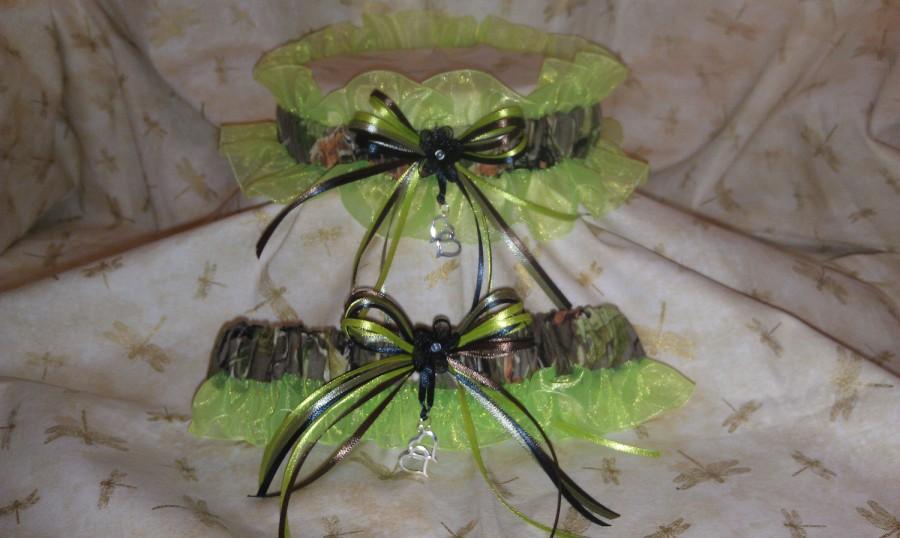 Свадьба - Realtree camo and Lime green wedding garter set