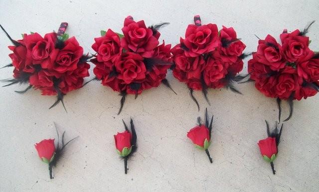 زفاف - CUSTOM made to order Bridesmaid SiLK WeDDiNG Bouquets  Red Roses and Black Feathers Goth Wedding