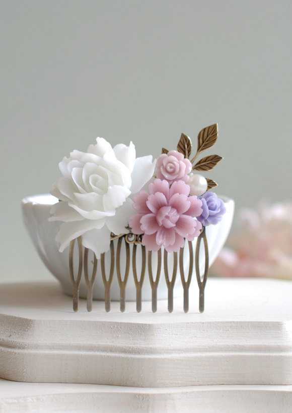 زفاف - White and Lavender Flower Hair Comb. Icy White Rose, Lilac Purple Cherry Blossoms, Brass Leaf Hair Comb, Purple Lavender Wedding Hair Comb