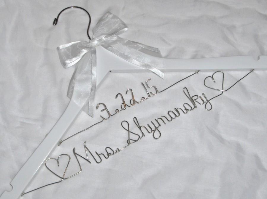 زفاف - Personalized Bridal Dress Hanger With Wedding Date ANY NAME (White Hanger) Bride Beautiful Silver Script Wire Craft