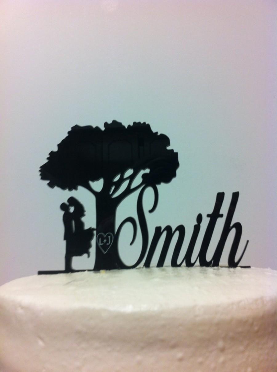 زفاف - The Kissing Couple Carved Letters Tree Surname Silhouette Wedding Cake Topper