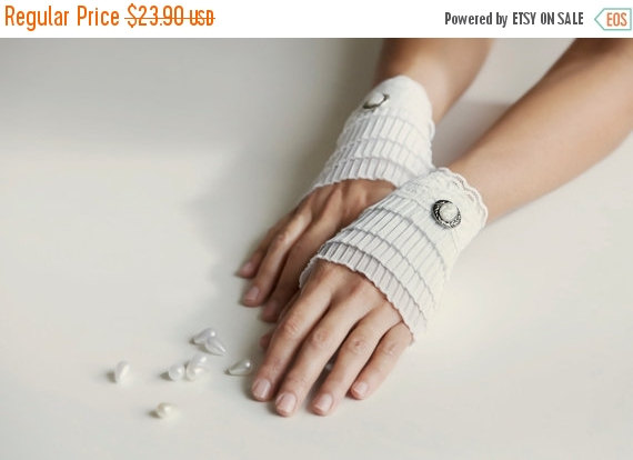 Mariage - ON SALE Pleated  bridal short gloves lace mittens multi layered gloves