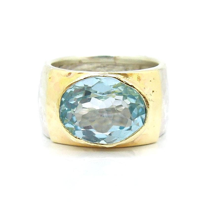 Hochzeit - Blue topaz ring oval stone hammered silver & yellow gold band
