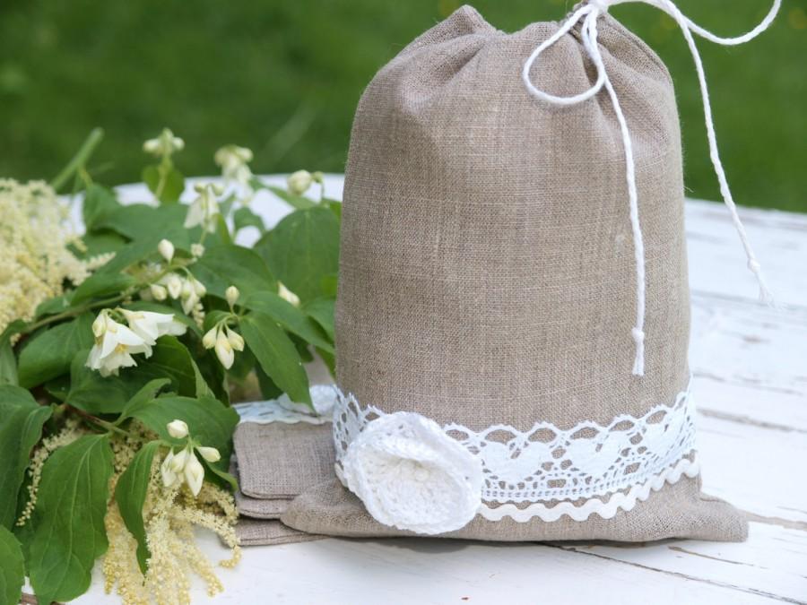 Hochzeit - BLACK FRIDAY ~ CYBER Monday- 20% off - Set of 6 Natural Linen and white crocheted flower   Wedding gift bags  Grey Linen gift bags