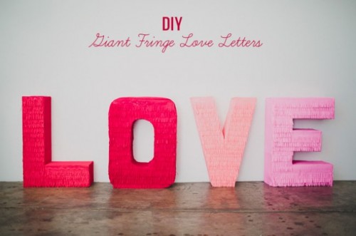 Hochzeit - Adorable DIY Giant Fringe Love Letters