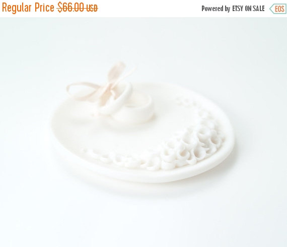 Mariage - Xmas Sale Porcelain ceramic ring  bearer wedding  ring dish decorated with white cluster flowers, commitment ceremony