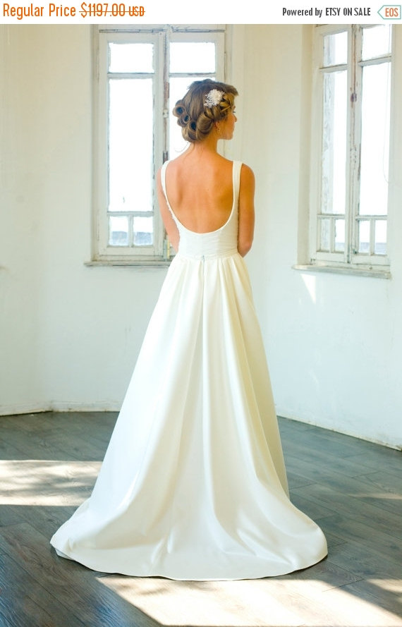 Свадьба - Cyber Monday Sale Custom made Chapel Train classic wedding dress, New Ivory/White Wedding dress Bridal Gown custom size 4-6-8-10-12-14