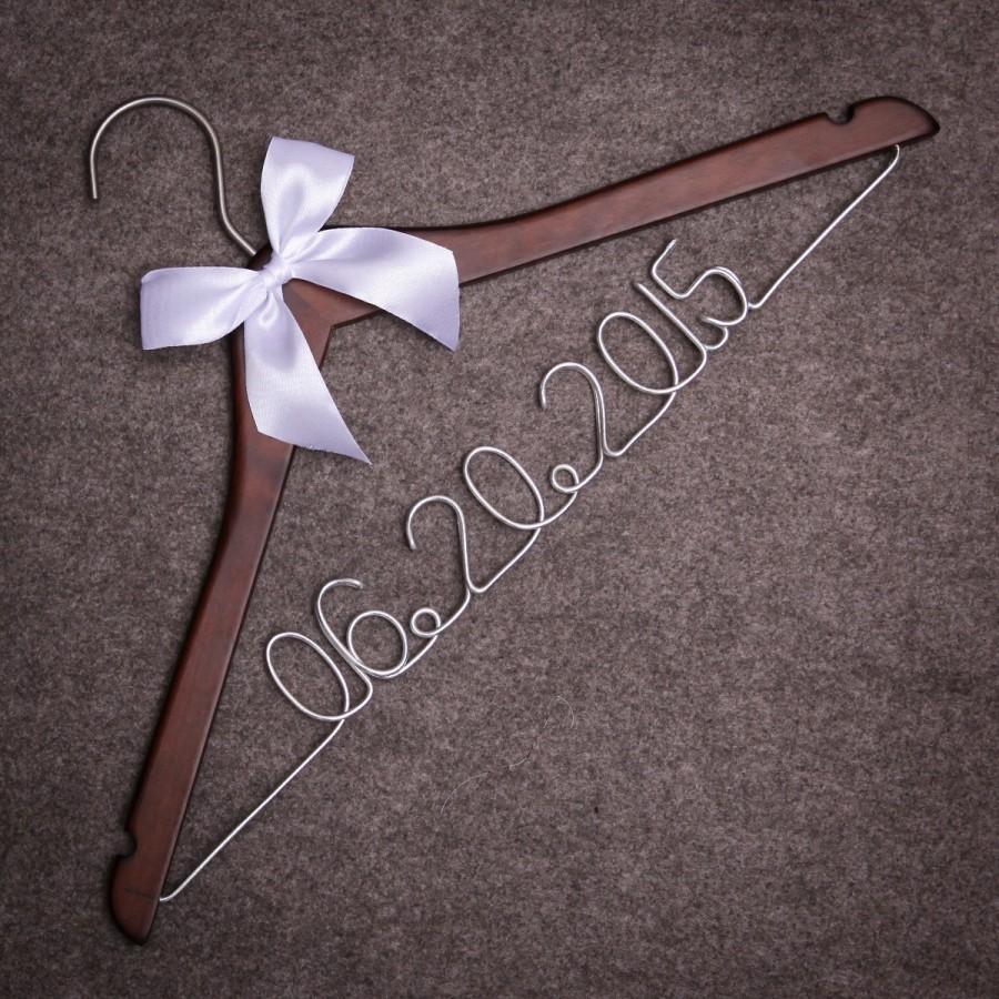 زفاف - Custom Wedding DATE wire Hanger-Custom Mr/Mrs initials, Heart ,Date Dress Hanger,Wood handmade Wire hanger