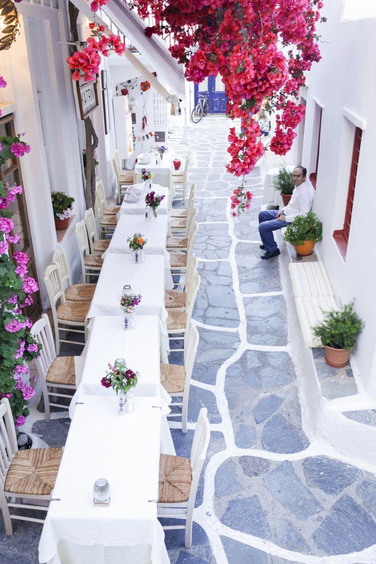 زفاف - Mykonos, Greece. Street Scene.
