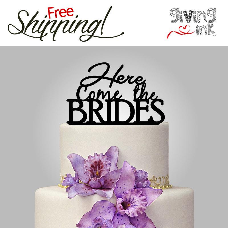 Mariage - Same Sex Wedding - "Here Come The Brides" Wedding Cake Topper - Mrs & Mrs Cake Topper - Lesbian Wedding Cake Topper - Gay Wedding Theme