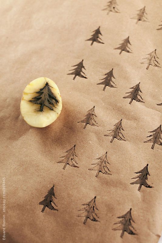 Свадьба - Christmas Tree Stamp On Wrap Gift. By BONNINSTUDIO