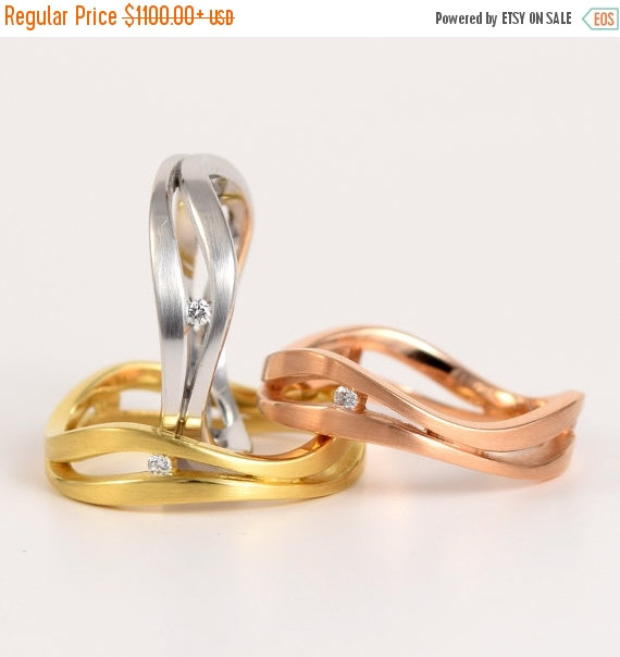 زفاف - Christmas SALE 18k Gold 'Wave' Wedding Band or Engagement Ring with 3 Diamonds 