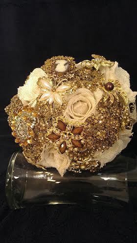 زفاف - Pictured is an 8" Diameter Rose & Gold Bridal Bouquet.