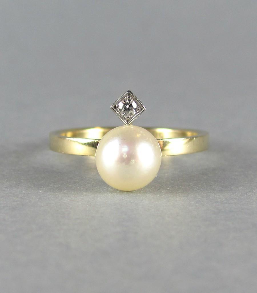 Mariage - VINTAGE modernist chic pearl and diamond engagement ring, 14k solid gold unique engagement ring, geometrical minimalist engagement ring.