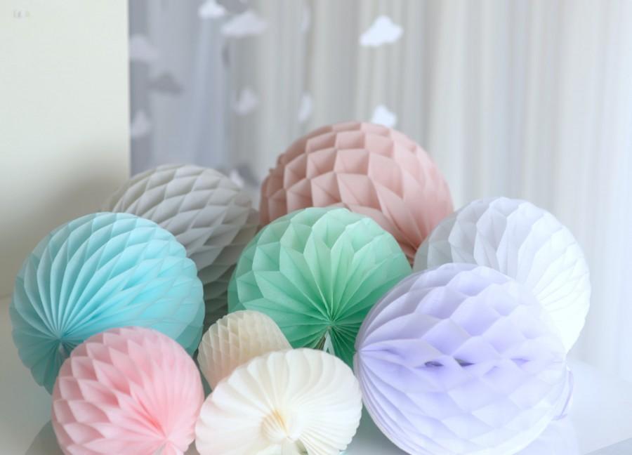 Hochzeit - Tissue paper HONEYCOMB BALLS - 60 colors to choose from - wedding party decorations - venue decor