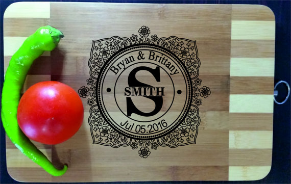 Mariage - Personalized Cutting Board Engraved Custom, Wood Cutting Board, Wedding Gift, Housewarming Gift, Anniversary Gift, Valentines Day Gift