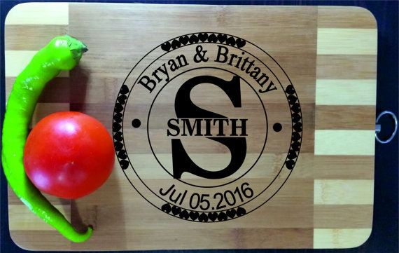 Свадьба - Personalized Cutting Board Engraved Custom, Wood Cutting Board, Wedding Gift, Housewarming Gift, Anniversary Gift, Valentines Day Gift