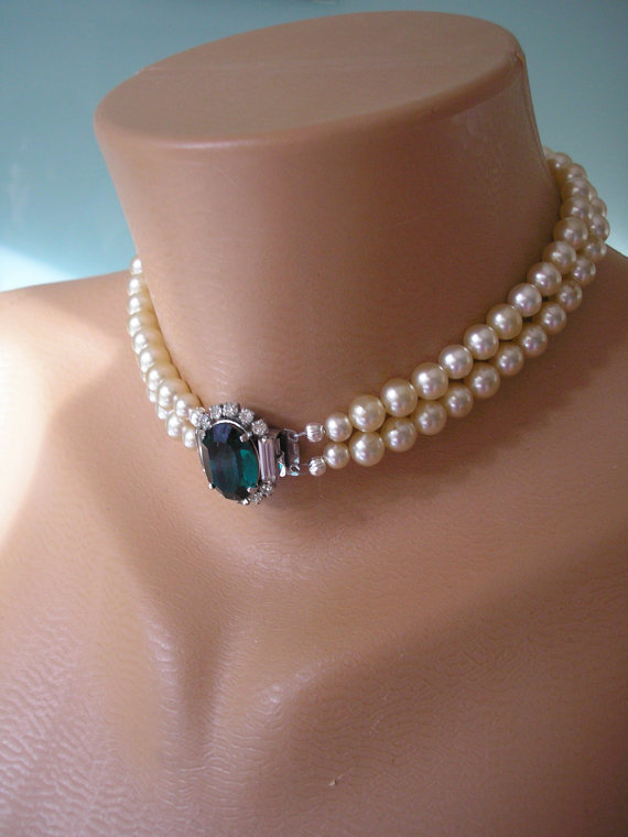 Hochzeit - EMERALD Necklace, Pearl Choker, Emerald and Pearl, Great Gatsby, Bridal Pearls, Art Deco, Wedding Jewelry, Pearl Necklace, Cream Pearls