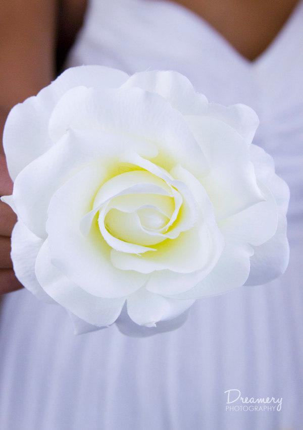Hochzeit - Large Pure White Rose Hair Clip // Realistic Looking Silk Flowers // Vintage Fashion Bow / Natural Hair Products