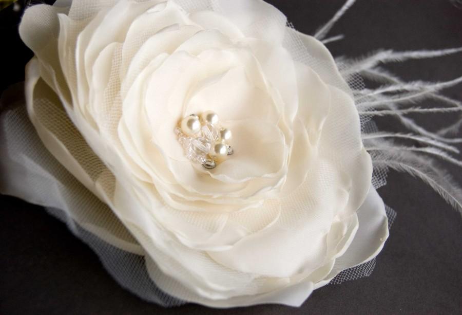 Hochzeit - Ivory hair flower - Wedding hair piece accessory - Ivory bridal hair clip - Feather fascinator - Hair flower rhinestone hair clip