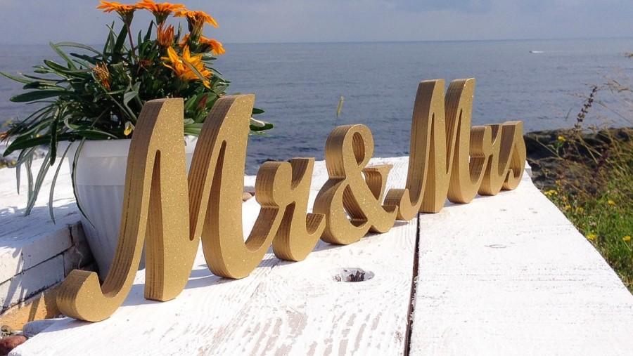 Hochzeit - beach wedding mR and mRS Table Signs,  wedding theme GOLD, Wedding Signs Mr and Mrs, Custom wooden wedding table decor signs