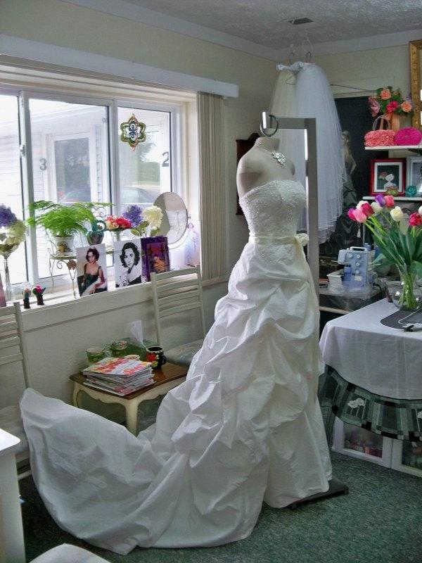 زفاف - Upcycled Ivory Taffeta vintage beaded Lace bodice with tufted style skirt wedding gown Size 6 Bridal  gown
