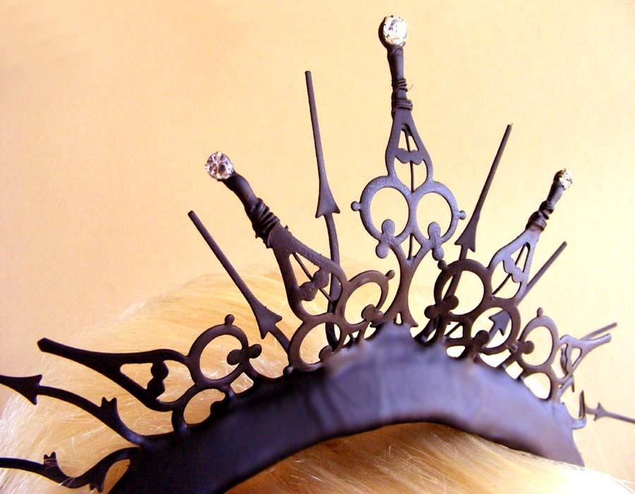 زفاف - Gothic Tiara with Swarovski Crystals- The Queen of Hearts Royal Whim