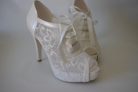 Mariage - Wedding shoes, Handmade  FRENCH GUIPURE lace wedding / bridal shoes , Choose heel height and color, +  GIFT Bridal Pantyhose #8445