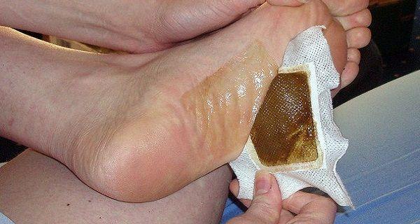 Hochzeit - Here’s How To Make Homemade Detox Foot Pads To Cleanse Your Body From Toxins Overnight
