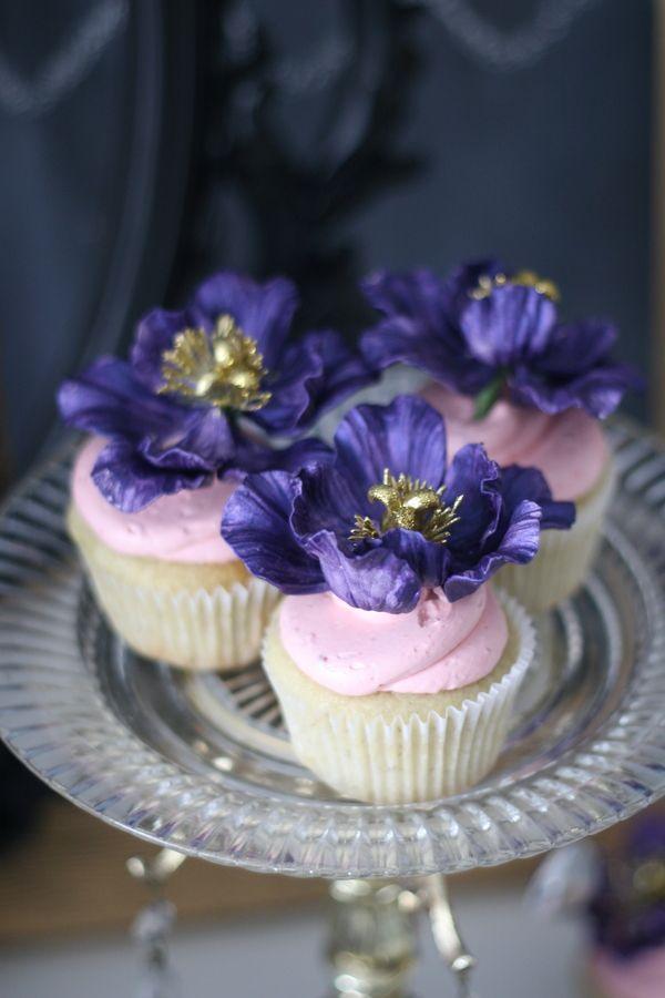 Hochzeit - Purple Peony Wedding Cake And Cupcake Favours