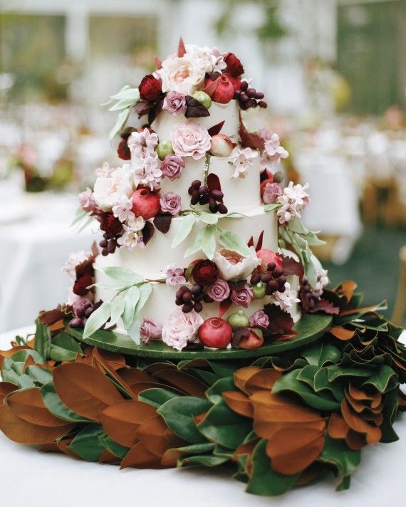 Hochzeit - 31 Fall Wedding Cakes We're Obsessed With