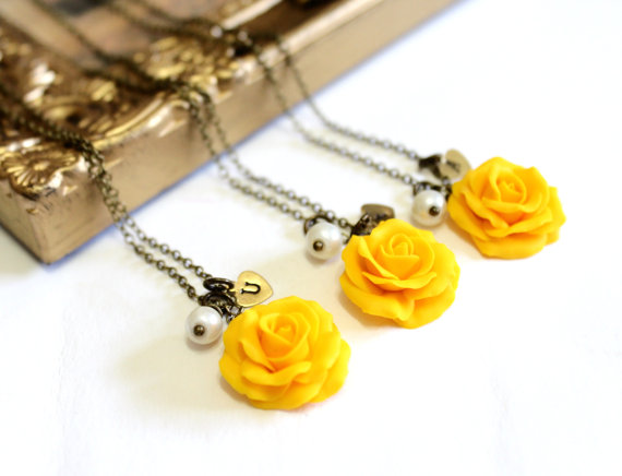 زفاف - SET of 3 Yellow Rose Necklace,Yellow Pendant, Personalized Initial Disc Necklace, Rose Charm, Bridesmaid Necklace, Yellow Bridesmaid Jewelry