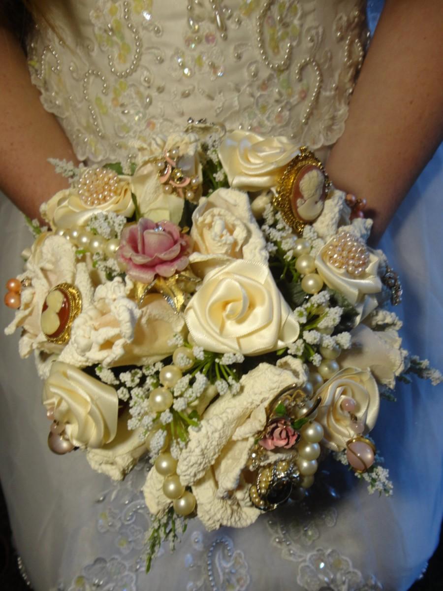 Mariage - Winter Bridal Brooch Bouquet,Brooch Bridal Bouquet,Blush&Ivory Vintage Brooch-Wedding Bouquet,Vintage-Wedding,Cameos,Steampunk Bouquet