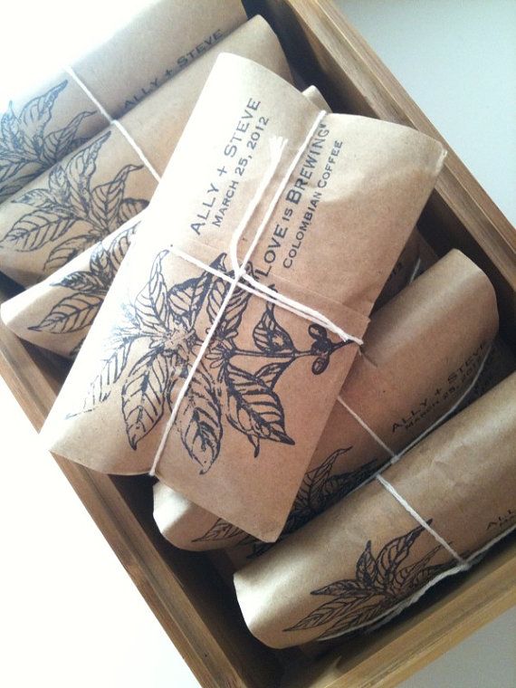 Mariage - Coffee Wedding Favors. Set Of 50 Freshly Roasted Coffee Favors With Custom Rubber Stamp By Apropos Roasters